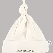 A cute beanie pack of two in cream cotton. Features a turn up and a top knot so this beanie is easy to adjust to fit as a baggy style or a snug fit. One beanie is plain with New Zealand embroided on left edge and the other has sketch style native NZ flora and a Kiwi over it. NB to 3 mths.