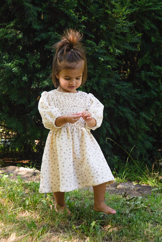 From the Botanical Spring Collection '23 comes the Calabasas Dress. With a playful print, practical shape and soft finishes this is a stunning spring & summer dress for your gorgeous girl. An elastane lining and an all over garment wash for a soft hand feel, the dress features a shirred chest and gathered skirt, as well as gathered sleeves with elasticated sleeve hems for comfort and shape. Easily slipped on and off over their head with the keyhole back to get easily on and off over the head. Sizes 0 - 3.