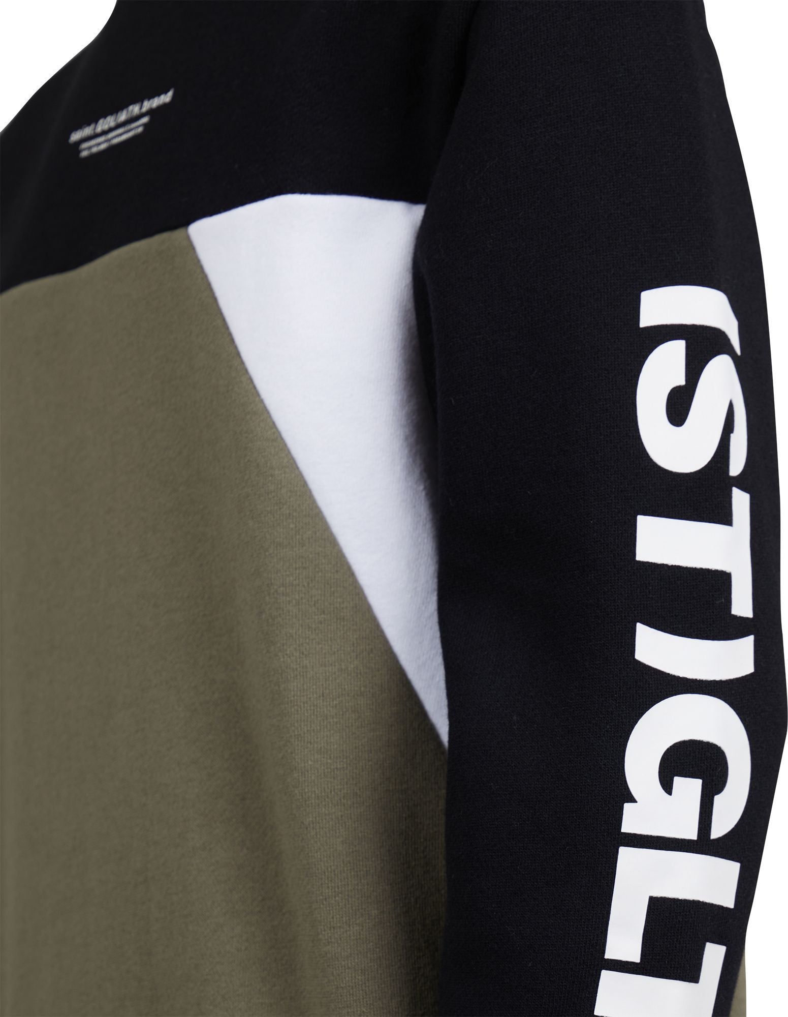 The State Crew is made from brushed fleece and features an all over garment wash for soft hand feel. The crew has a relaxed fit with colour blocked cut and sew panels with a St. Goliath branding on the chest print and sleeve prints. The neck band, cuffs and hem are finished with 1x1 rib for stretch and comfort.